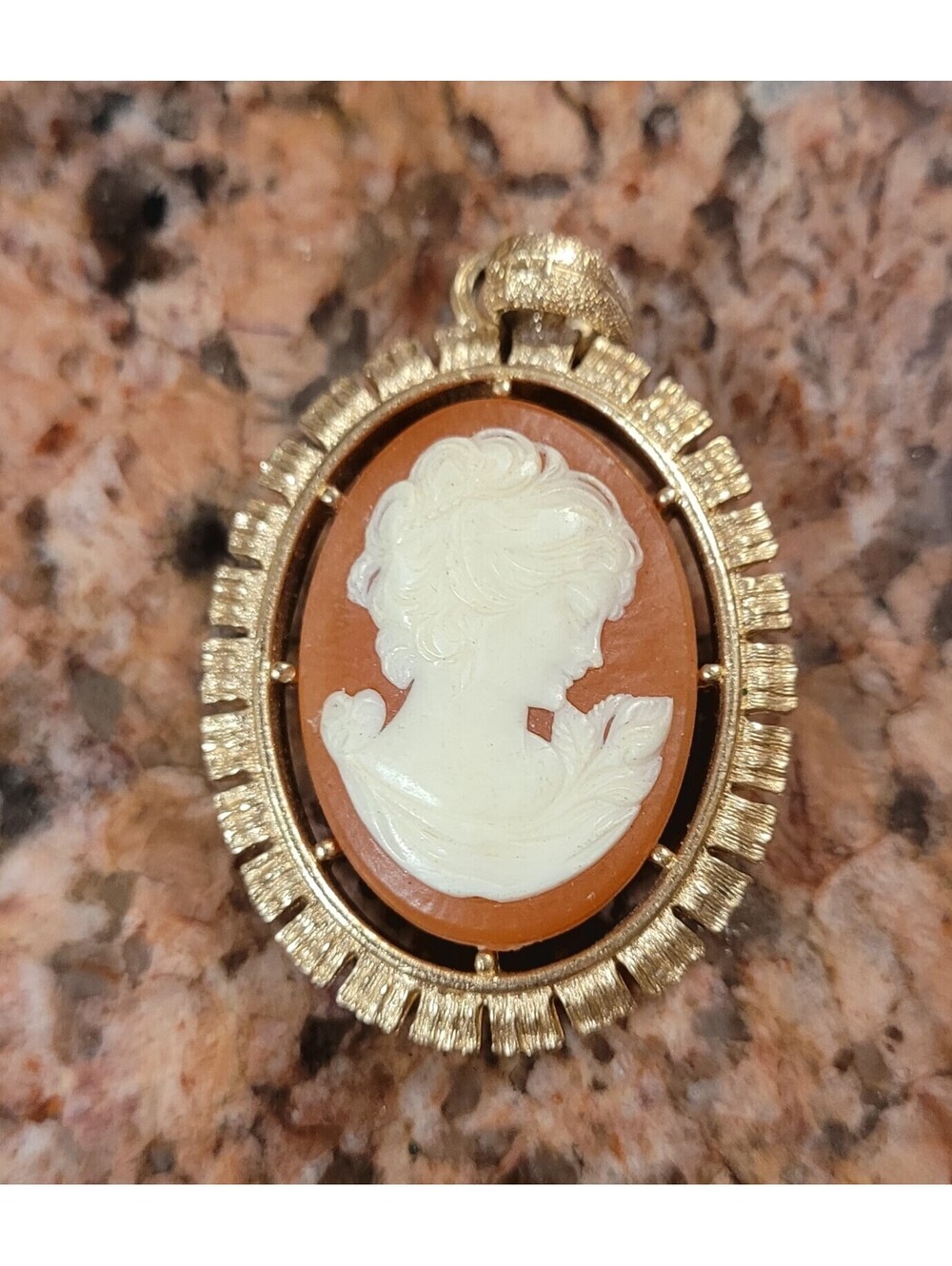 Vintage Avon Cameo Pendant No Necklace Or Chain Gold Tone Goldtone Vtg 1970s